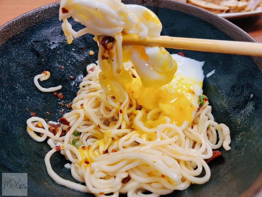 乾拌麵加蛋包