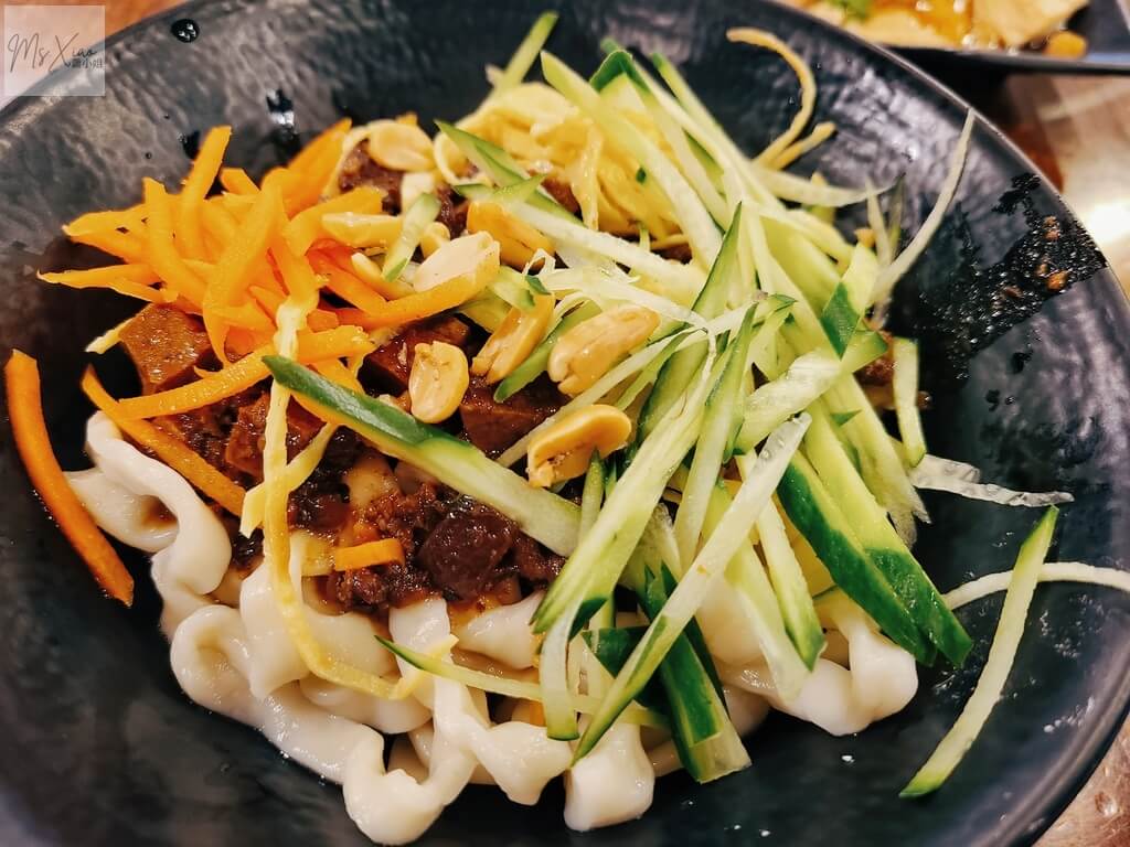 嚼活麵疙瘩的老北京榨醬麵 嚼活麵疙瘩的老北京榨醬麵