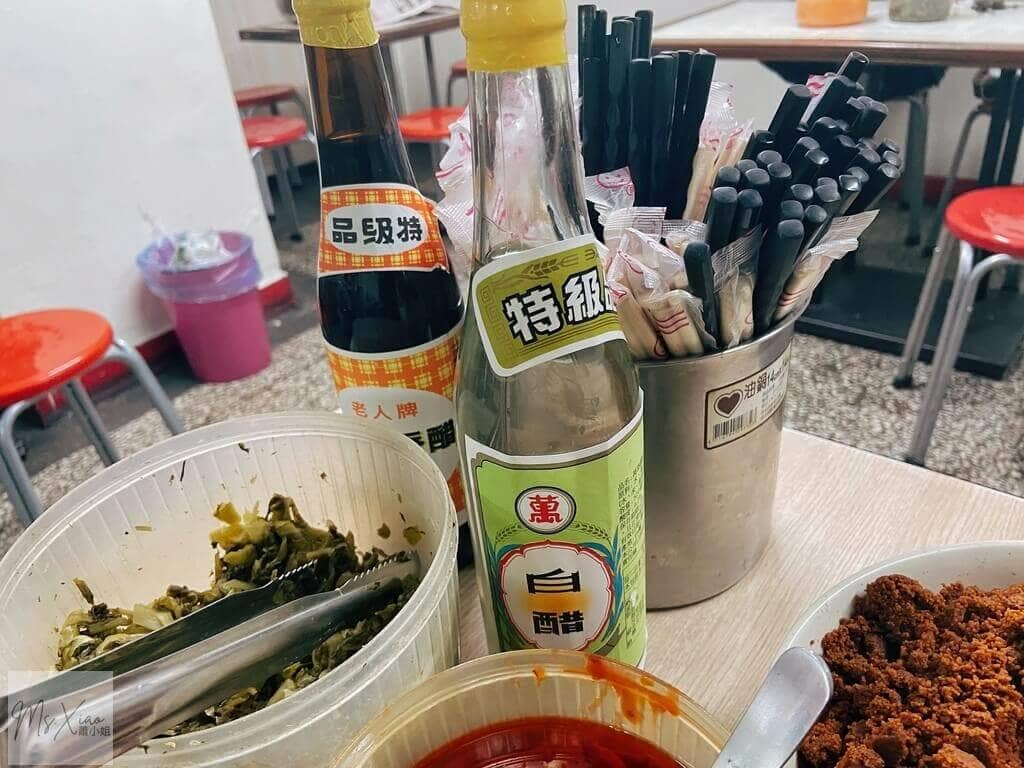 小吳牛肉麵的黑醋和白醋