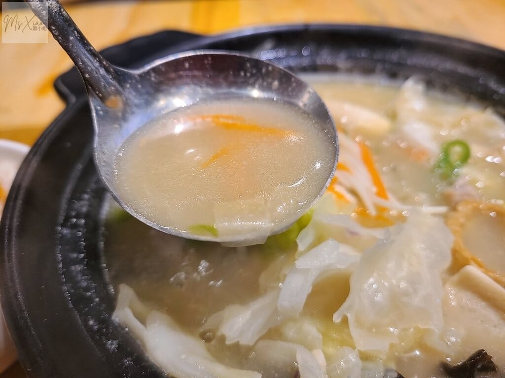 春霖小食雞白湯湯頭