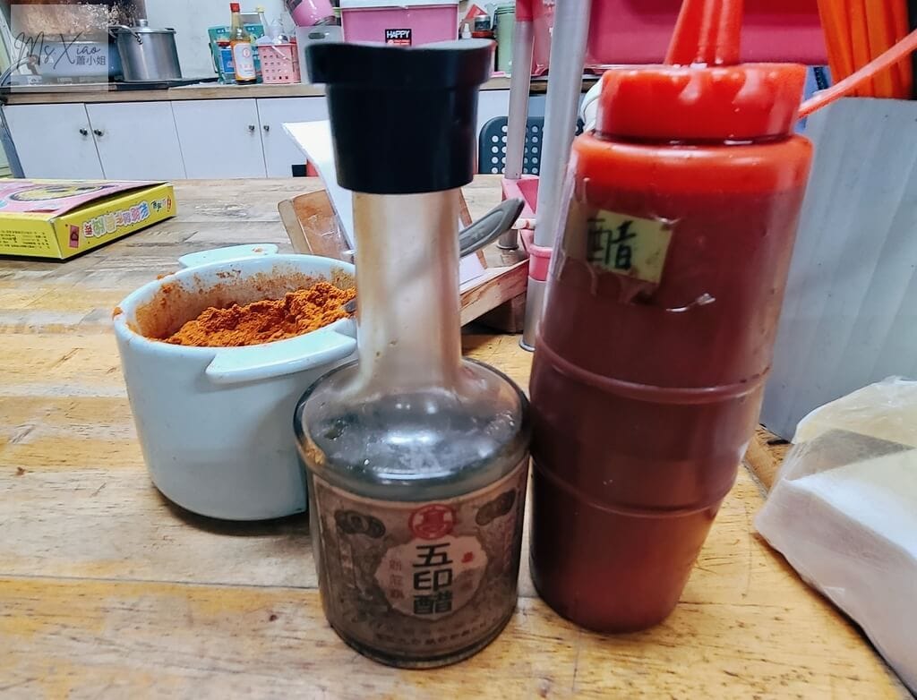 蘆洲新港生炒鴨肉羹 醋和辣椒粉