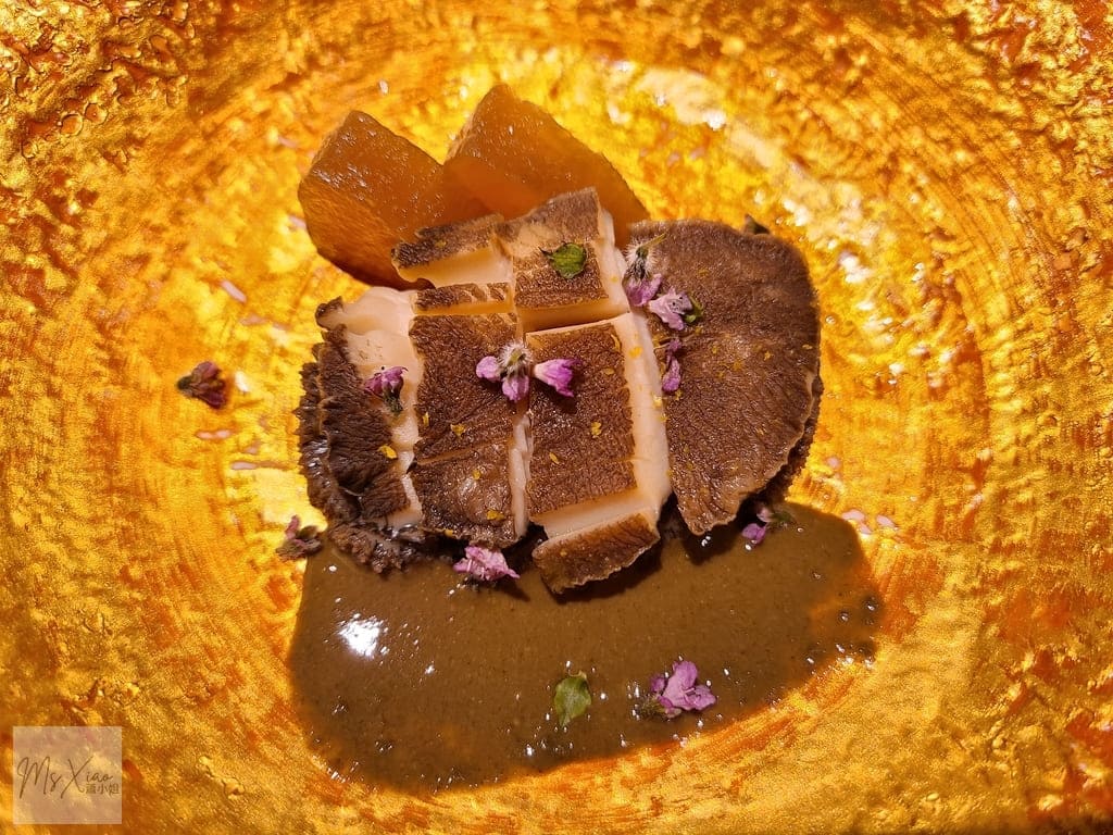 鮑魚搭肝醬和燉煮蘿蔔