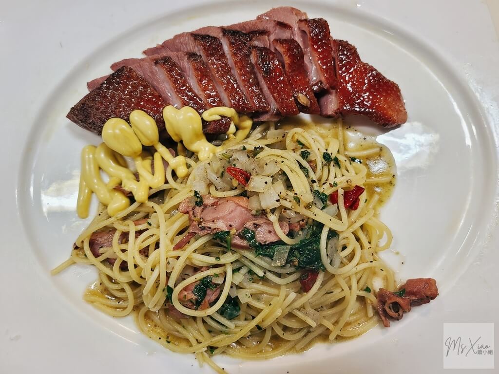 鴨腿排青醬義大利麵