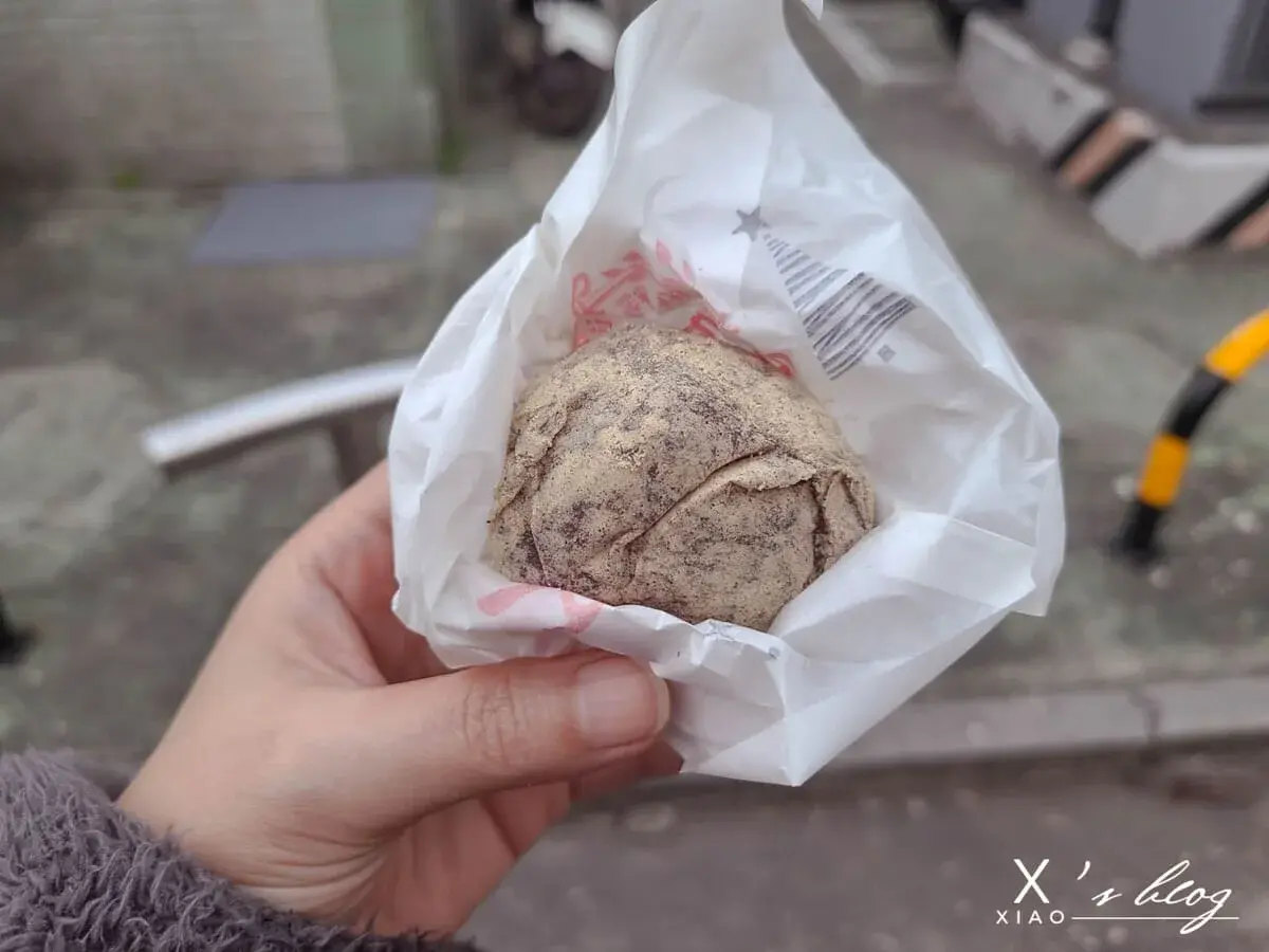 【新竹美食推薦】城隍廟周邊6家必吃平價小吃與點心全攻略 城隍廟旁周邊人氣新竹美食小吃,山田麻糬製造所麻糬,外層沾滿香濃粉末。