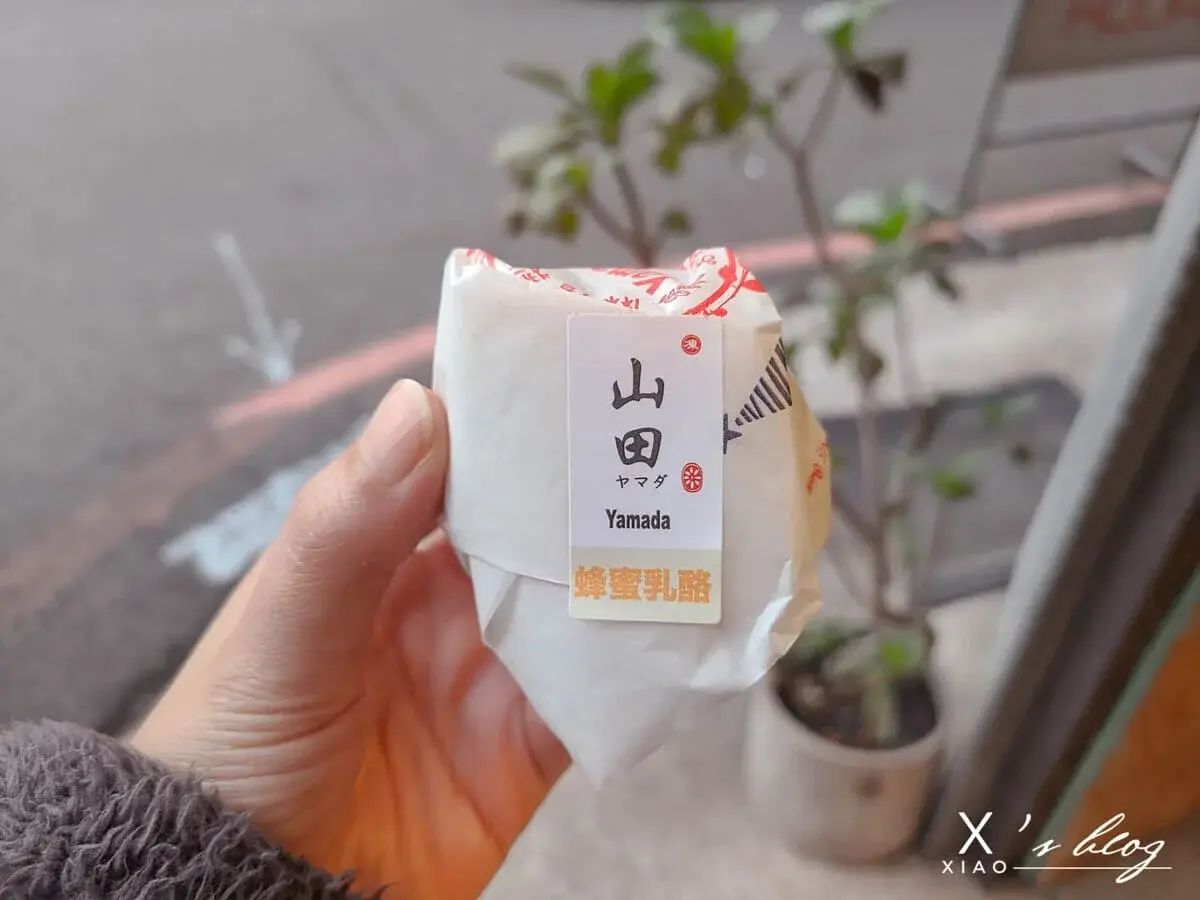【新竹美食推薦】城隍廟周邊6家必吃平價小吃與點心全攻略 新竹美食必買伴手禮,山田麻糬製造所的蜂蜜乳酪麻糬,外包裝清楚標示,是新竹美食點心的好選擇。