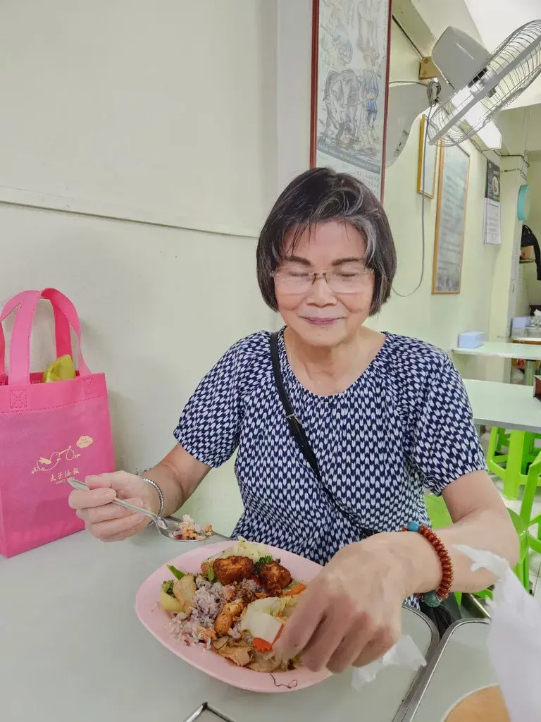 曼谷石龍軍路天心齋菜店內，顧客正在享用性價比極高的平價素食自助餐飯