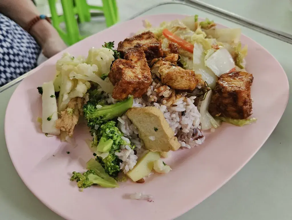 曼谷石龍軍路天心齋菜店的經典素自助餐，包含滷油豆腐、青花菜與花椰菜配紫米飯