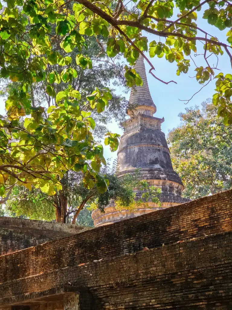 【素帖山秘境指南】Wat Pha Lat的森林禪院與Wat Umong的地下迴廊 清邁隧道寺 Wat Umong 悟孟寺古老佛塔與紅磚圍牆,素帖山腳下的靜謐秘境寺廟景點。