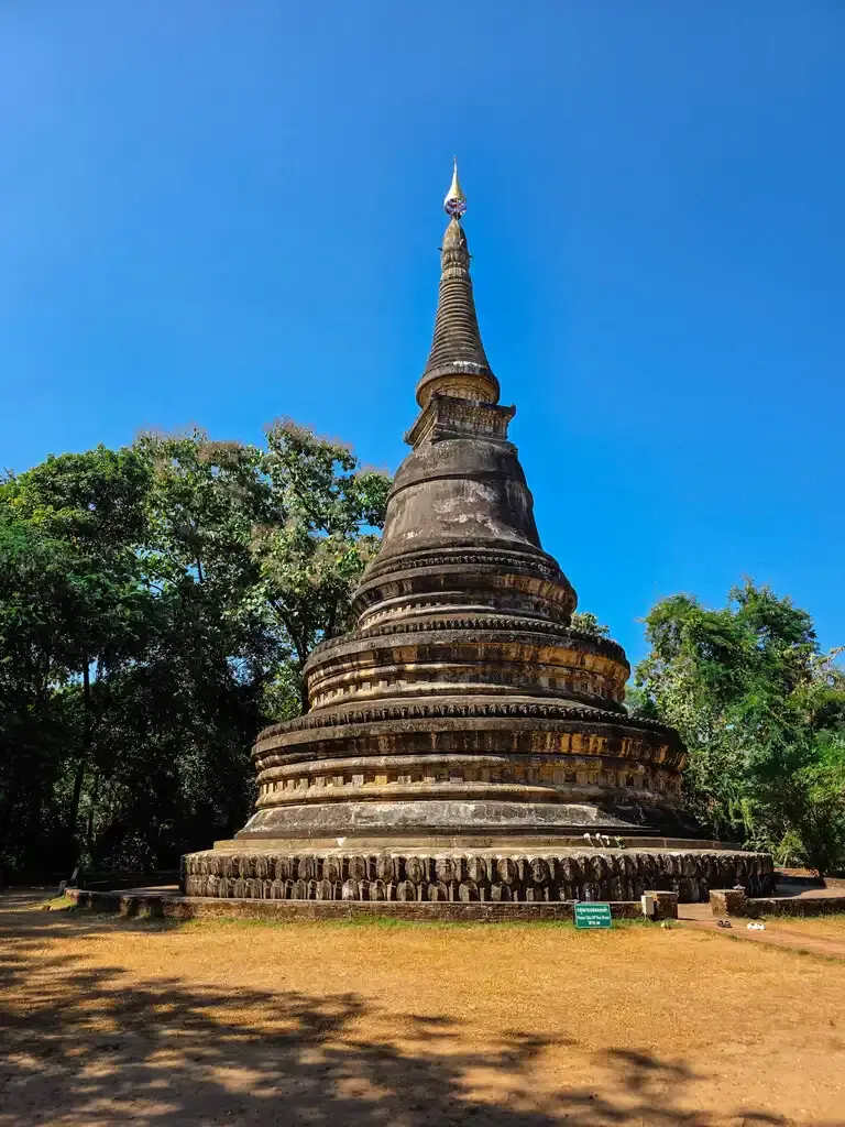 【素帖山秘境指南】Wat Pha Lat的森林禪院與Wat Umong的地下迴廊 清邁 Wat Umong 悟孟寺古老佛塔與茂密樹葉,素帖山秘境景觀。