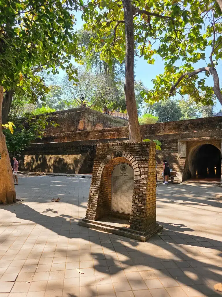 【素帖山秘境指南】Wat Pha Lat的森林禪院與Wat Umong的地下迴廊 清邁悟孟寺(Wat Umong)作為知名的森林禪院,庭院內古樹參天,金色佛像矗立於斑駁樹影中,環境清幽適合冥想。