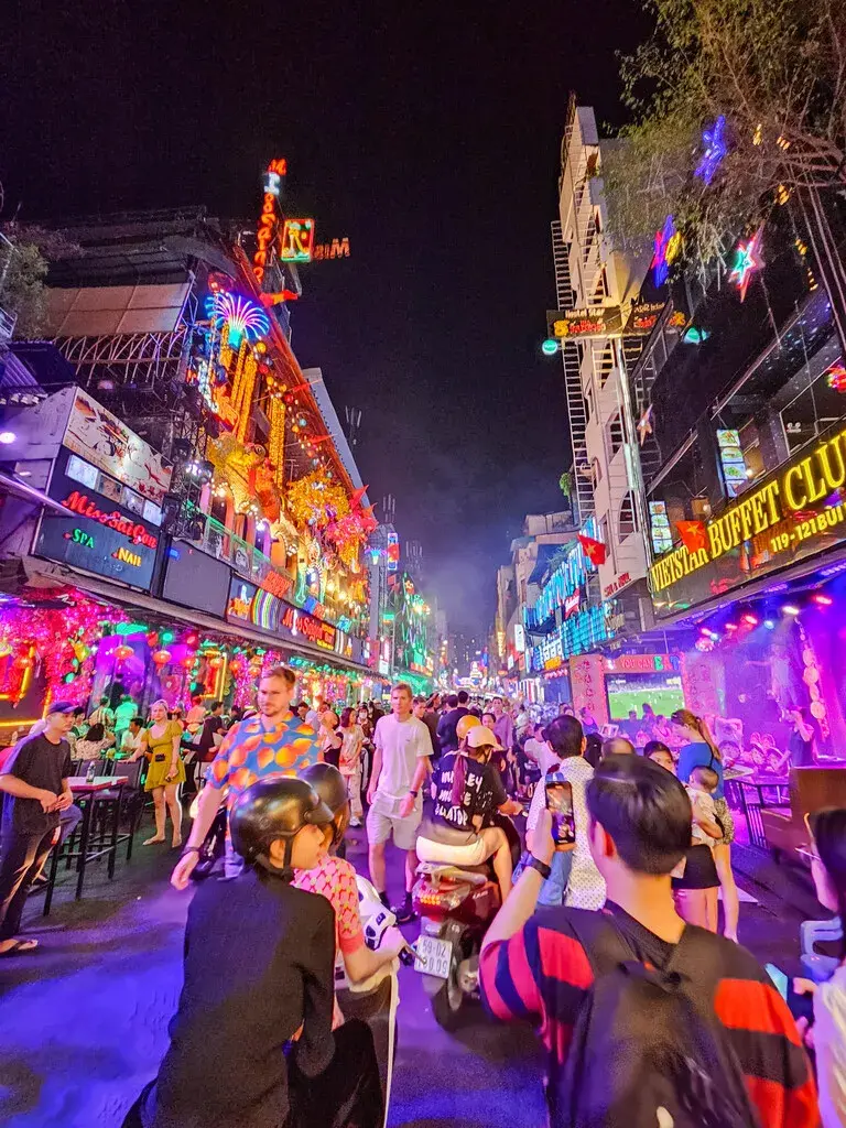 2025胡志明市旅遊指南|從行前準備到在地美食景點,一篇搞懂自由行大小事 胡志明市夜生活體驗-范五老街的熱鬧夜景