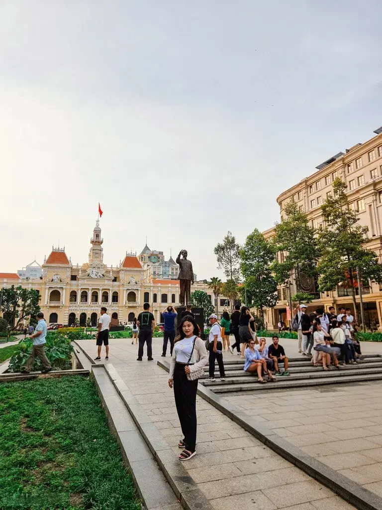 2025胡志明市旅遊指南|從行前準備到在地美食景點,一篇搞懂自由行大小事 胡志明市自由行:胡志明市政廳前方的廣場,中央是胡志明雕像。
