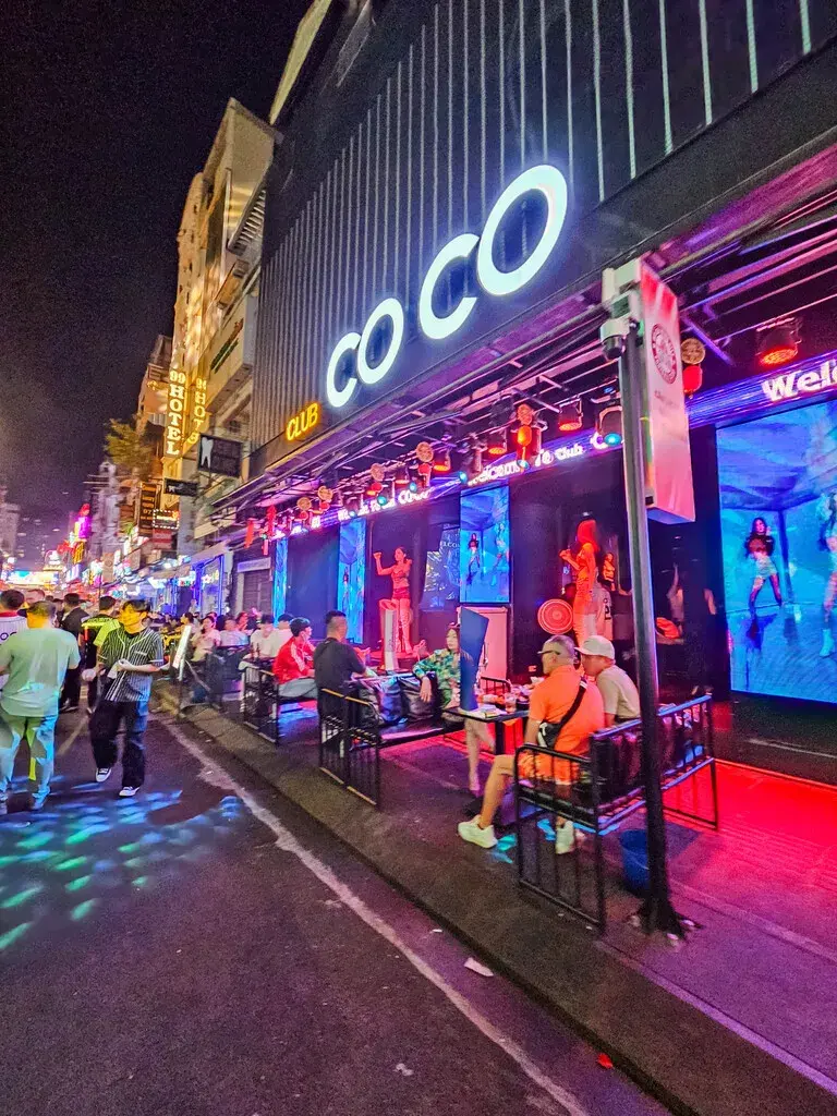 2025胡志明市旅遊指南|從行前準備到在地美食景點,一篇搞懂自由行大小事 胡志明市夜生活-范五老街Club夜晚景象