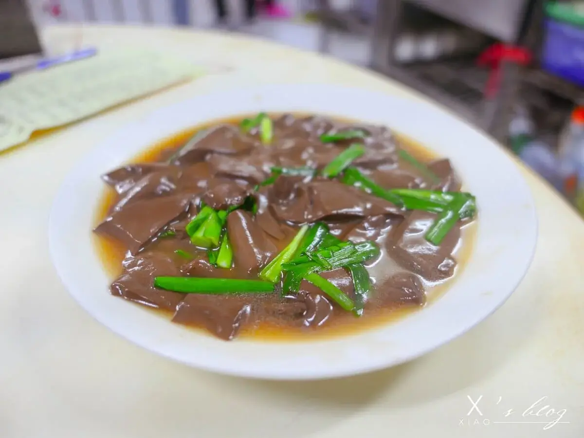 【新竹美食推薦】城隍廟周邊6家必吃平價小吃與點心全攻略 新竹美食餐廳的配菜,原夜市鴨肉麵銷魂鴨血,鮮嫩入味,新竹美食老饕強力推薦。