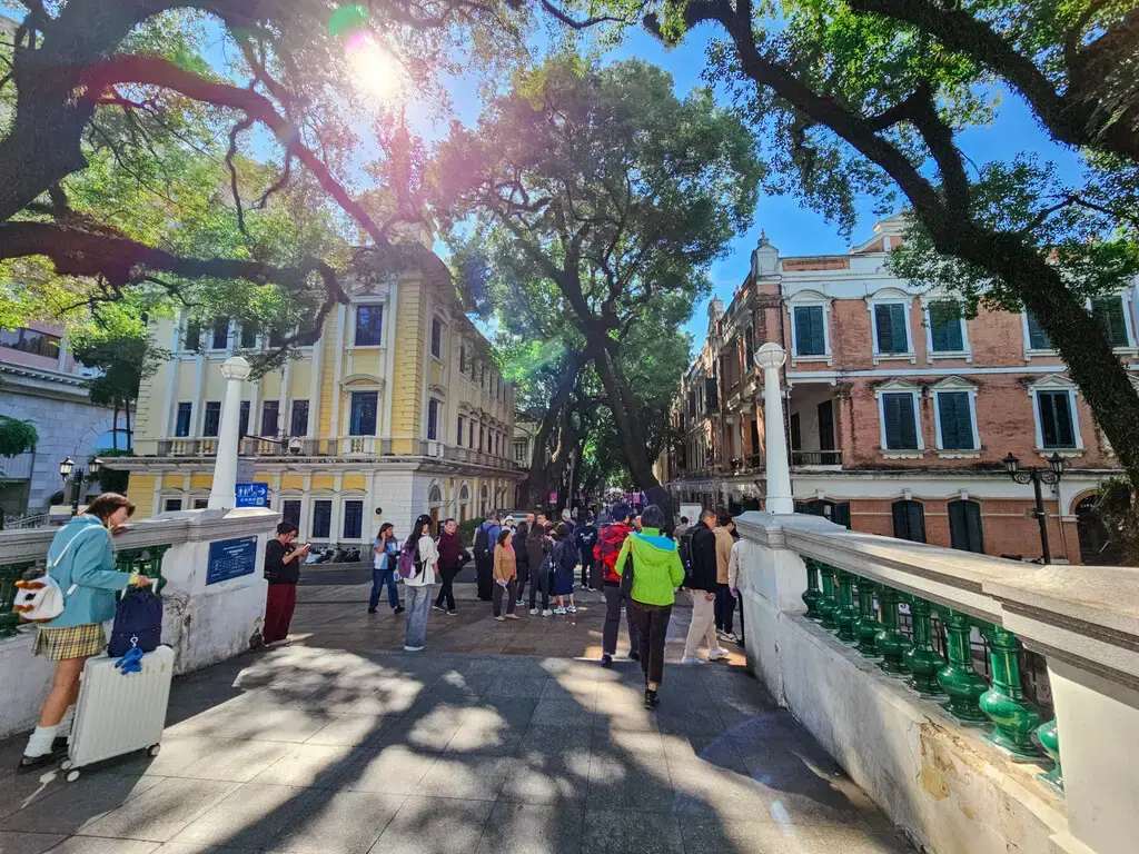 2025廣州旅遊必看!香港巴士直達、4天3夜行程安排:西關美食、素食清單與廣州塔打卡攻略 廣州沙面島街景|歐陸風情建築與綠蔭步道,廣州city Walk推薦景點