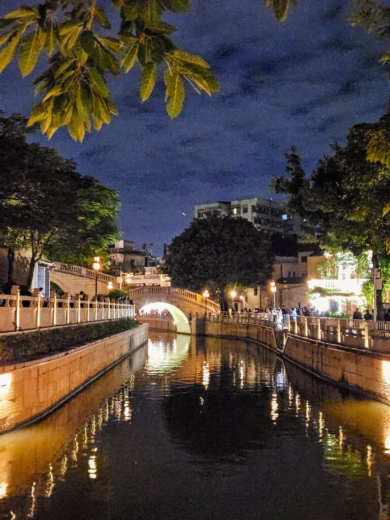 2025廣州旅遊必看!香港巴士直達、4天3夜行程安排:西關美食、素食清單與廣州塔打卡攻略 廣州永慶坊月亮橋夜景|熱門打卡景點,水岸燈光映月如詩