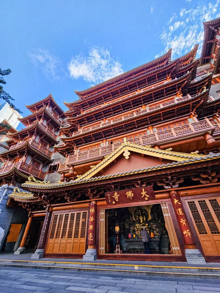 2025廣州旅遊必看!香港巴士直達、4天3夜行程安排:西關美食、素食清單與廣州塔打卡攻略 廣州景點推薦,大佛寺佛教建築金色屋簷與佛像,廣州旅遊必訪宗教文化地標