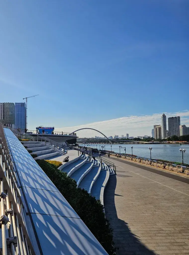 2025廣州旅遊必看!香港巴士直達、4天3夜行程安排:西關美食、素食清單與廣州塔打卡攻略 廣州海心橋周邊城市景觀與珠江步道空間,探索珠江新城現代建築與水岸風光,廣州旅遊推薦景點