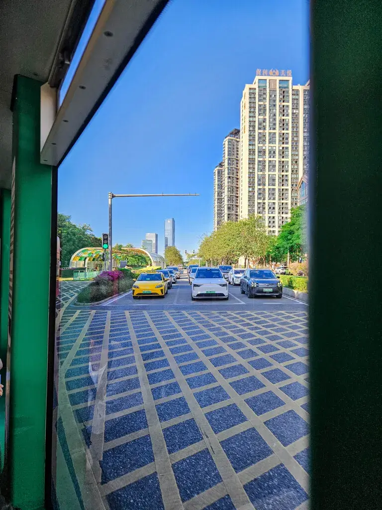 2025廣州旅遊必看!香港巴士直達、4天3夜行程安排:西關美食、素食清單與廣州塔打卡攻略 廣州一日遊交通實景,有軌電車車內視角俯瞰珠江沿岸街景,探索廣州景點與城市風貌