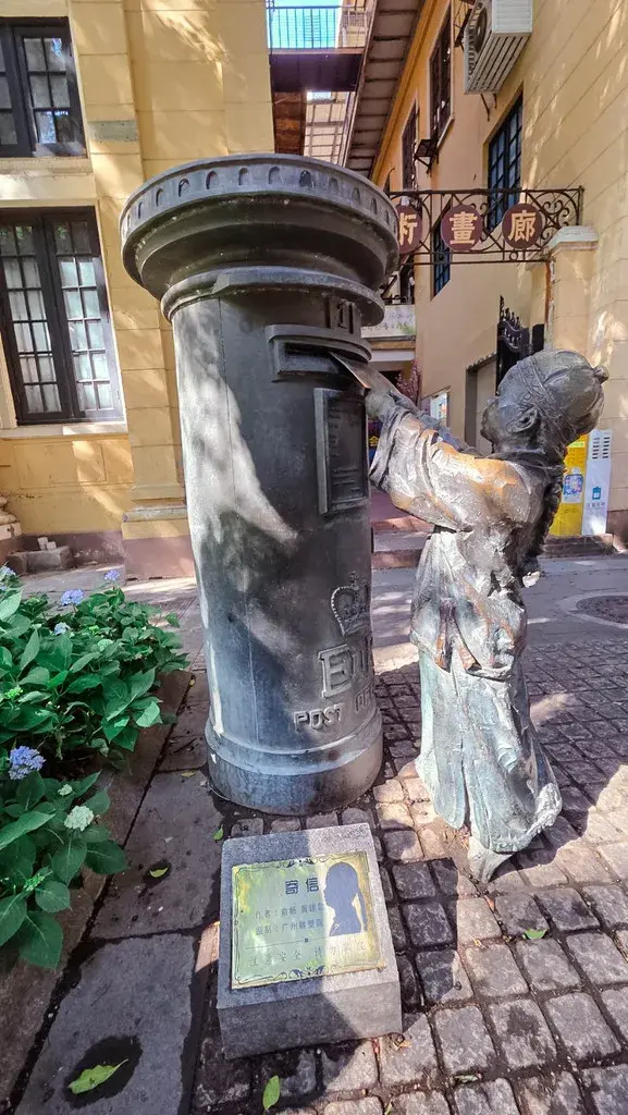 2025廣州旅遊必看!香港巴士直達、4天3夜行程安排:西關美食、素食清單與廣州塔打卡攻略 廣州景點 沙面島雕塑 英式郵筒與童趣銅像,展現中西文化交融的街頭藝術風景