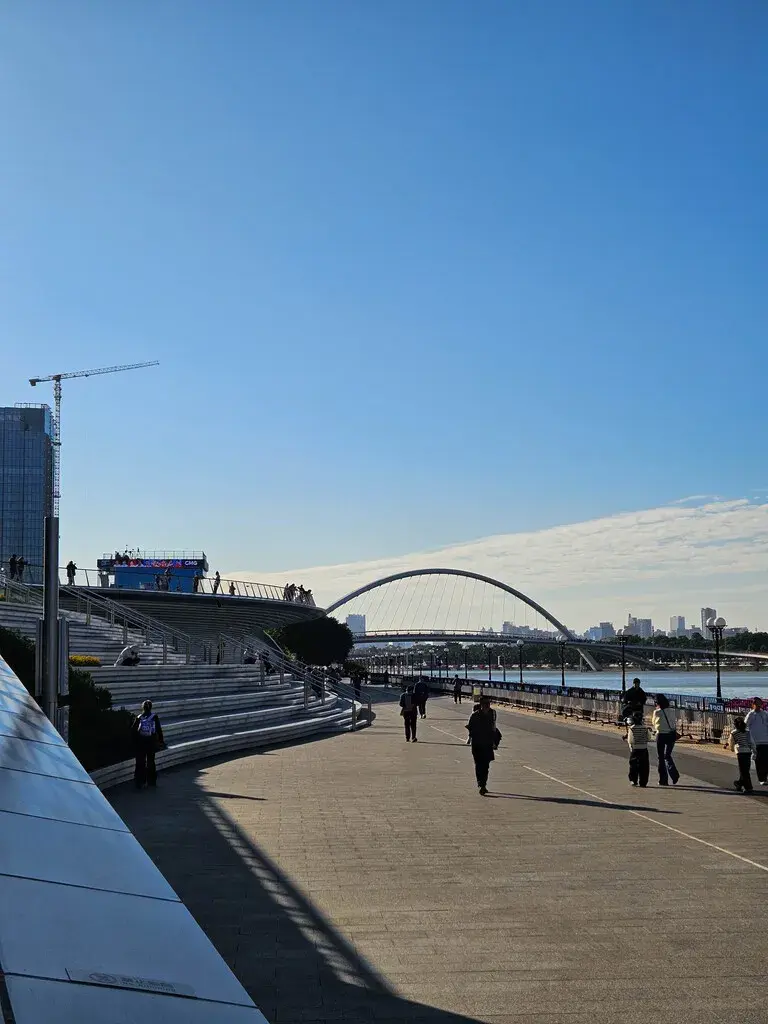 2025廣州旅遊必看!香港巴士直達、4天3夜行程安排:西關美食、素食清單與廣州塔打卡攻略 廣州海心橋與珠江新城城市景觀,珠江沿岸步道與拱橋建築