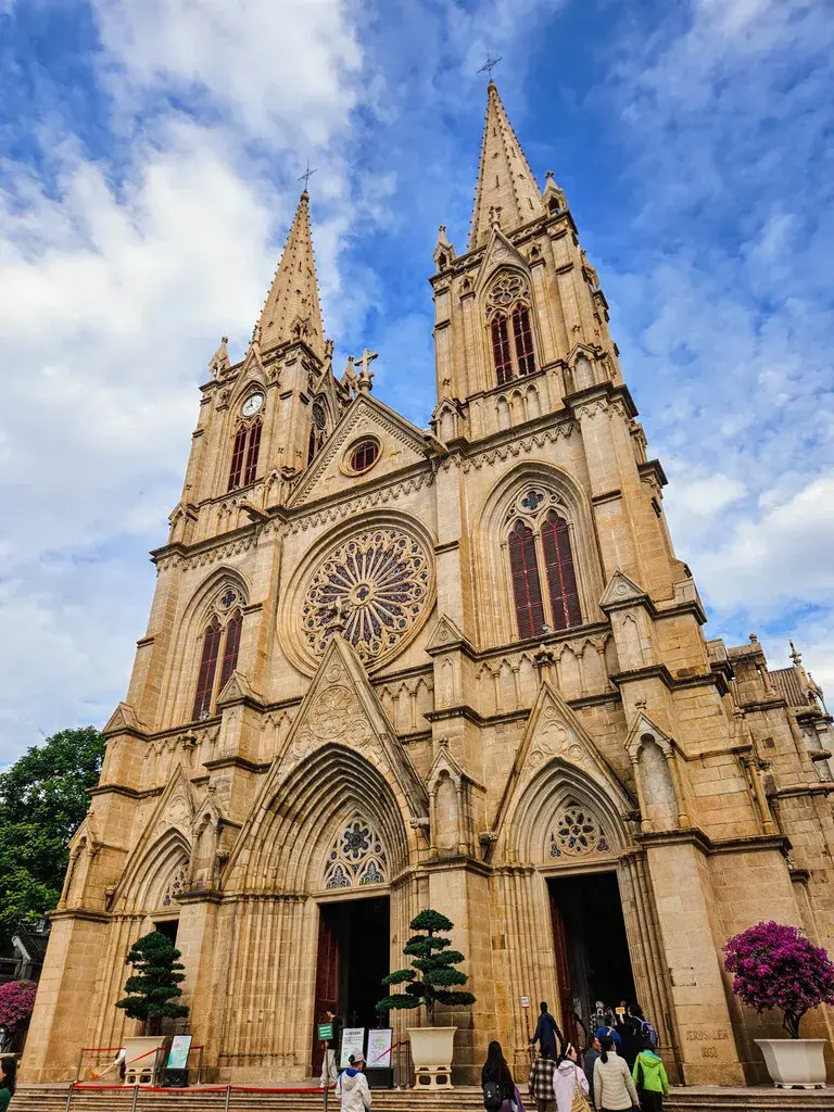 2025廣州旅遊必看!香港巴士直達、4天3夜行程安排:西關美食、素食清單與廣州塔打卡攻略 廣州石室聖心大教堂|國家重點文物保護單位,哥德式建築展現歷史風華