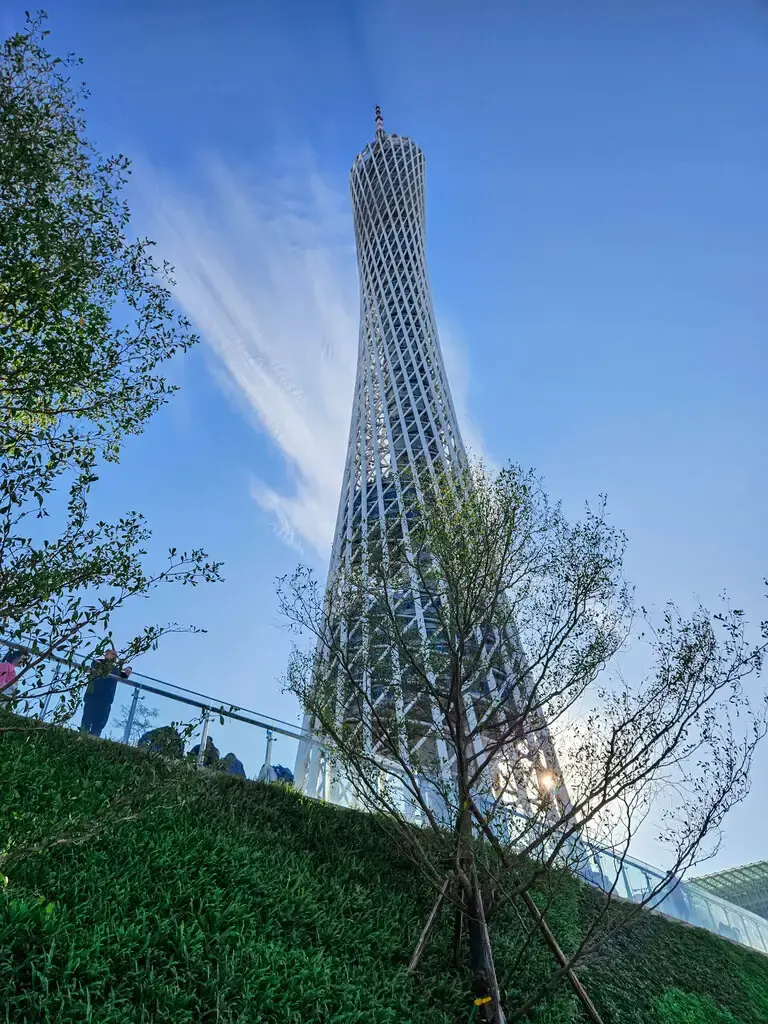 2025廣州旅遊必看!香港巴士直達、4天3夜行程安排:西關美食、素食清單與廣州塔打卡攻略 廣州塔與綠意步道景觀,5廣州旅遊必拍城市地標與自然融合景點推薦