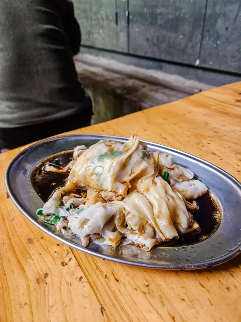 2025廣州旅遊必看!香港巴士直達、4天3夜行程安排:西關美食、素食清單與廣州塔打卡攻略 廣州腸粉街頭美食|廣州美食代表,米香滑嫩搭配醬汁風味十足