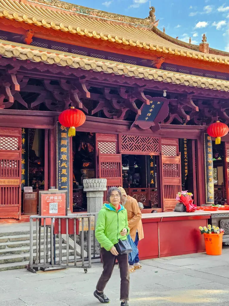 2025廣州旅遊必看!香港巴士直達、4天3夜行程安排:西關美食、素食清單與廣州塔打卡攻略 廣州光孝寺入口寺廟建築與紅燈籠