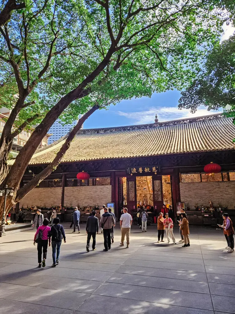 2025廣州旅遊必看!香港巴士直達、4天3夜行程安排:西關美食、素食清單與廣州塔打卡攻略 廣州必去景點推薦,大佛寺庭院人文風景與紅燈籠建築,北京路周邊宗教文化巡禮