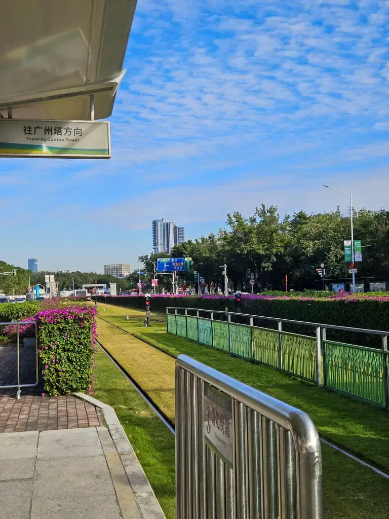 2025廣州旅遊必看!香港巴士直達、4天3夜行程安排:西關美食、素食清單與廣州塔打卡攻略 廣州景點交通指引,有軌電車往廣州塔方向沿珠江花草軌道行駛,珠江最美的七公里觀光路線