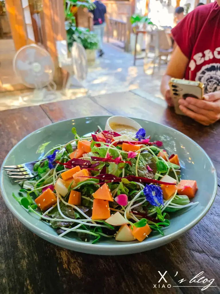 清邁美食：Meena Rice Based Cuisine 的創意花卉食用沙拉，配色繽紛且清爽