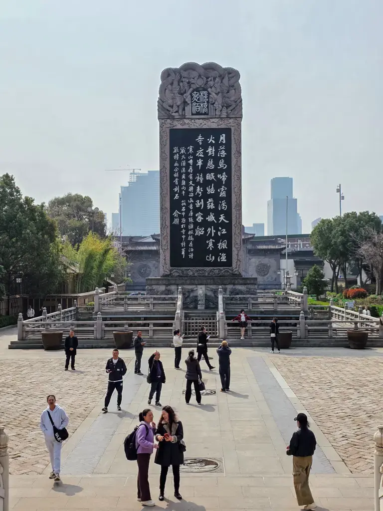 2026 蘇州旅遊攻略|5日遊深度自由行:避開人潮的園林路線、美食、住宿、交通一次搞懂 蘇州寒山寺「楓橋夜泊」巨大詩碑,張繼著名唐詩書法碑刻全景