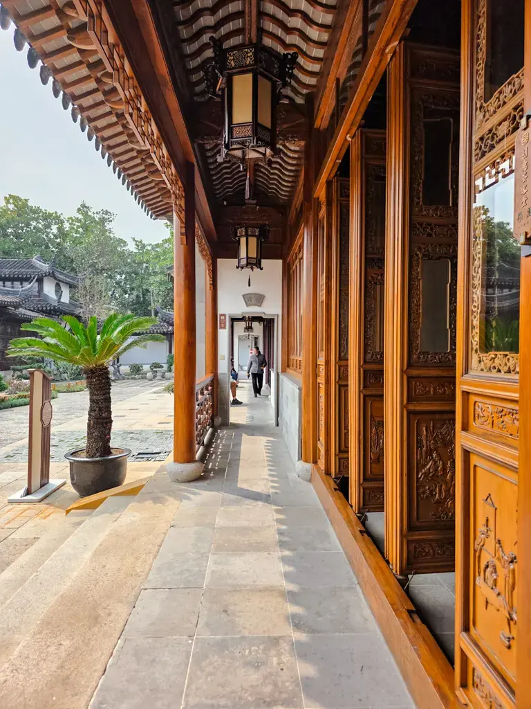 2026 蘇州旅遊攻略|5日遊深度自由行:避開人潮的園林路線、美食、住宿、交通一次搞懂 蘇州自由行景點推薦:柴園內的古典木雕長廊,精緻的蘇式建築與幽靜庭院,是蘇州旅遊行程中值得探訪的隱藏版私房景點。