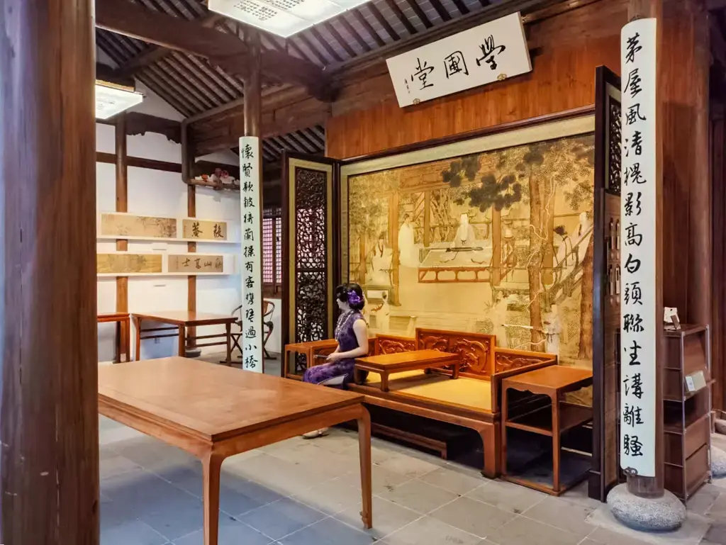 2026 蘇州旅遊攻略|5日遊深度自由行:避開人潮的園林路線、美食、住宿、交通一次搞懂 蘇州自由行文化體驗:唐寅故居內部的學圃堂,展示明代家具與文人生活場景,是深入了解蘇州旅遊人文歷史與蘇州園林風情的重要蘇州景點。