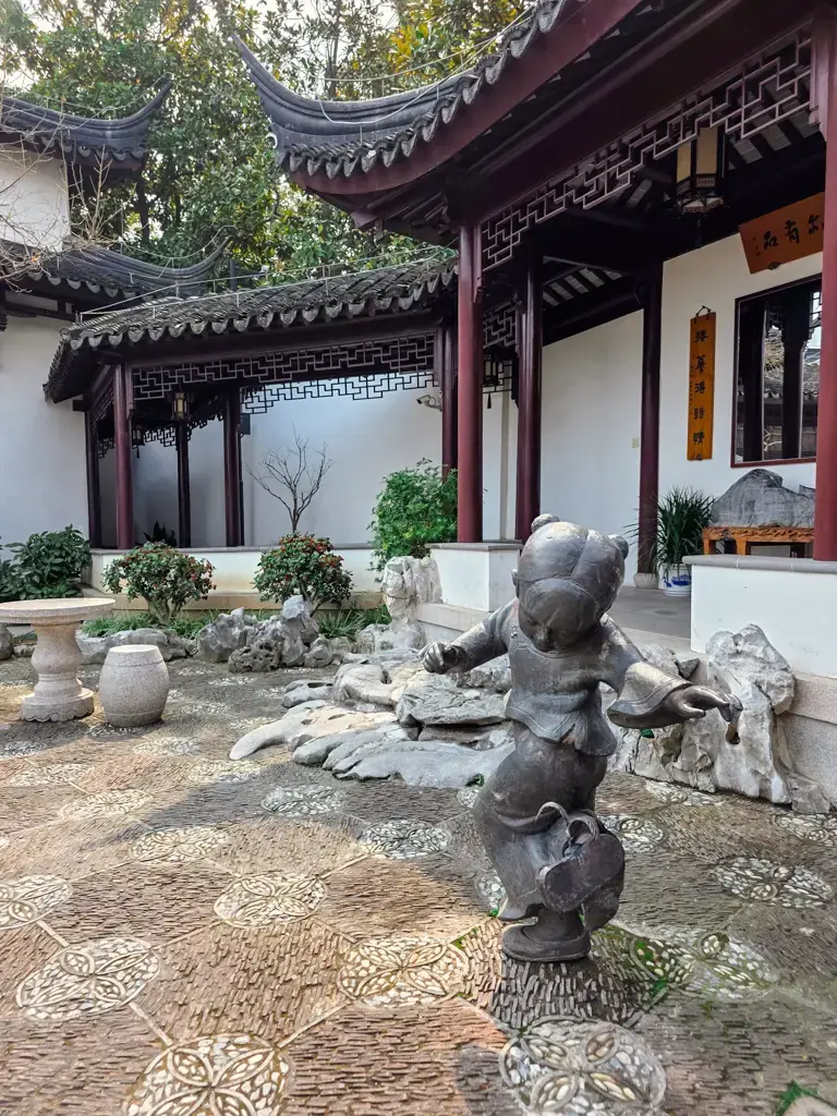 2026 蘇州旅遊攻略|5日遊深度自由行:避開人潮的園林路線、美食、住宿、交通一次搞懂 蘇州旅遊行程分享:蘇州教育博物館(柴園)內的古蹟景點,展示了精美的園林花街鋪地工藝與生動的孩童銅像,是深入了解蘇州文化與自由行的推薦去處。
