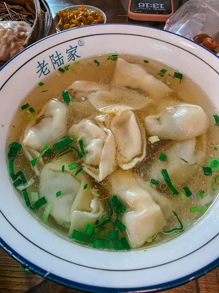 2026 蘇州旅遊攻略|5日遊深度自由行:避開人潮的園林路線、美食、住宿、交通一次搞懂 蘇州美食攻略:老陸家湯包館的道地菜餛飩,清爽的湯頭搭配紮實的青菜內餡,是蘇州自由行早餐中必吃的傳統蘇式點心。