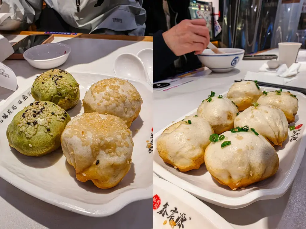 2026 蘇州旅遊攻略|5日遊深度自由行:避開人潮的園林路線、美食、住宿、交通一次搞懂 蘇州美食必吃推薦:鑫震源蘇式生煎包,包含招牌大蝦與鮮肉生煎,底層金黃酥脆並撒上芝麻與蔥花。