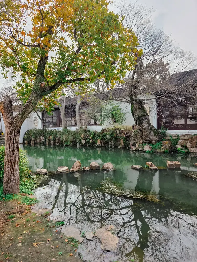 2026 蘇州旅遊攻略|5日遊深度自由行:避開人潮的園林路線、美食、住宿、交通一次搞懂 蘇州世界文化遺產「滄浪亭」古典園林美景:白牆黛瓦配上精美漏窗與跨水建築,倒映於清澈水面中的蘇州必訪旅遊景點。