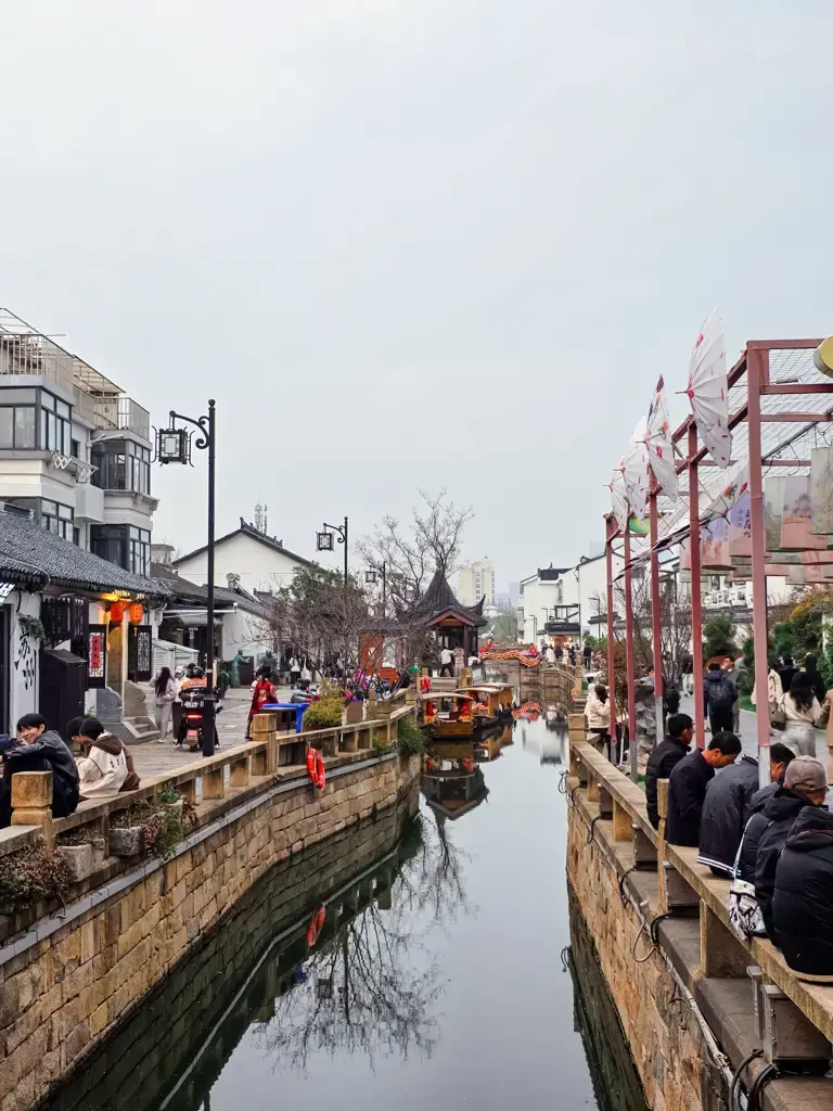 2026 蘇州旅遊攻略|5日遊深度自由行:避開人潮的園林路線、美食、住宿、交通一次搞懂 蘇州平江路全景:沿著歷史古街河道散步,欣賞油紙傘藝術裝置與岸邊白牆黛瓦,享受典型江南水鄉風光。