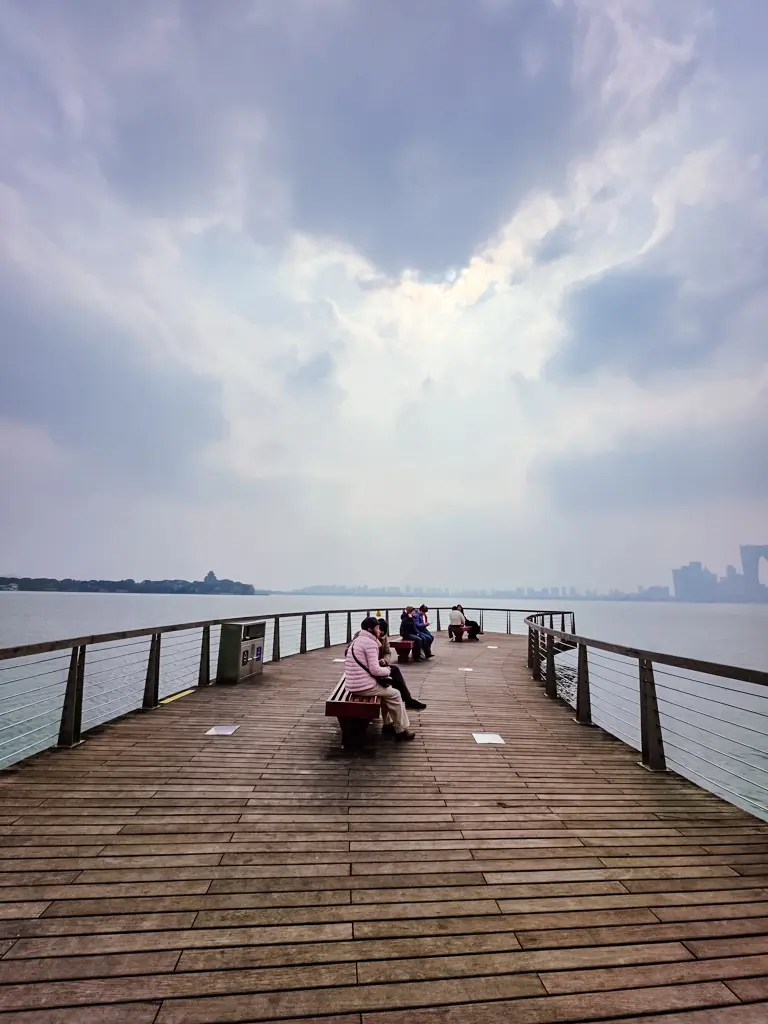 2026 蘇州旅遊攻略|5日遊深度自由行:避開人潮的園林路線、美食、住宿、交通一次搞懂 蘇州自由行行程分享:位於金雞湖顧炎武雕像後方的親水木棧道,是欣賞金雞湖日落與湖景的絕佳景點,也是蘇州旅遊攻略中推薦的現代休閒散步路線。