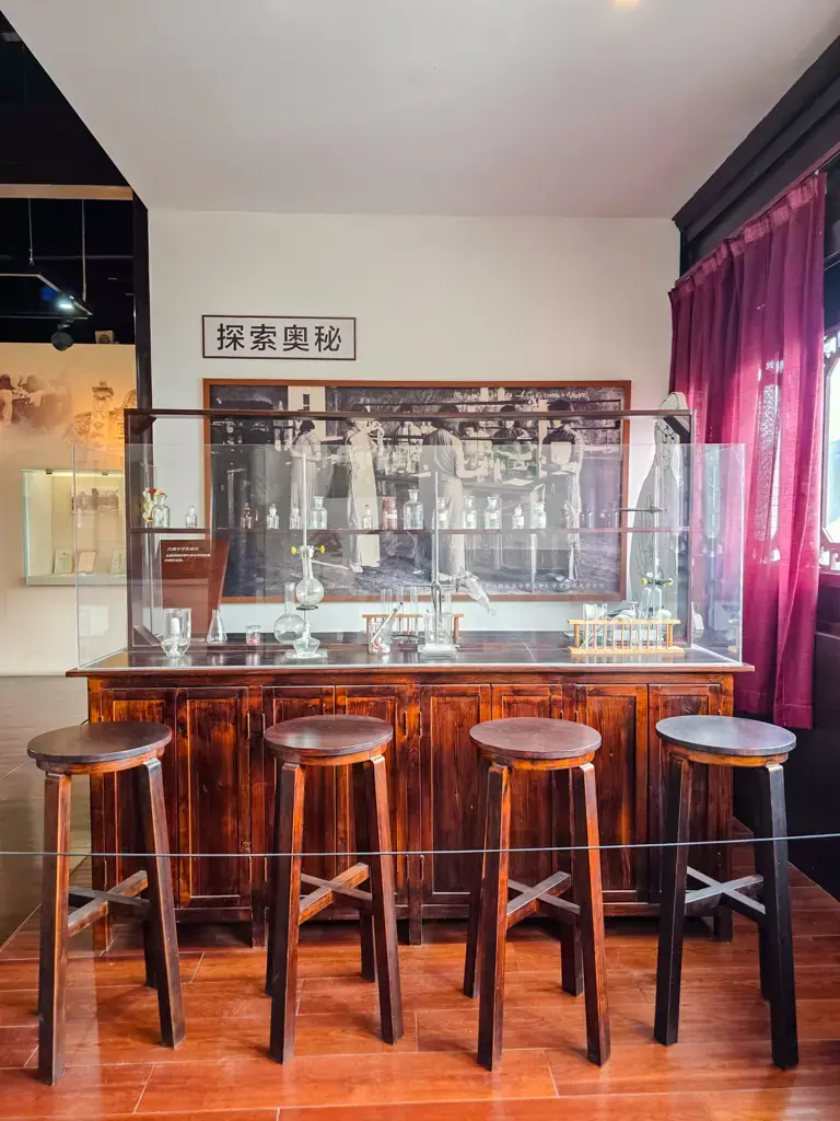 2026 蘇州旅遊攻略|5日遊深度自由行:避開人潮的園林路線、美食、住宿、交通一次搞懂 蘇州自由行行程:蘇州教育博物館(柴園)展出的民國時期學校實驗室,展示復古科學儀器與教學場景,是蘇州旅遊中兼具教育意義與復古風格的私房景點推薦。