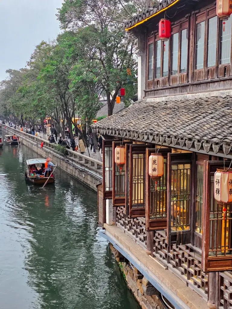 2026 蘇州旅遊攻略|5日遊深度自由行:避開人潮的園林路線、美食、住宿、交通一次搞懂 蘇州平江路文化體驗:河岸茶館懸掛著崑曲與評彈燈籠,岸邊搖櫓船緩緩經過,是蘇州旅遊行程必排的藝術饗宴。