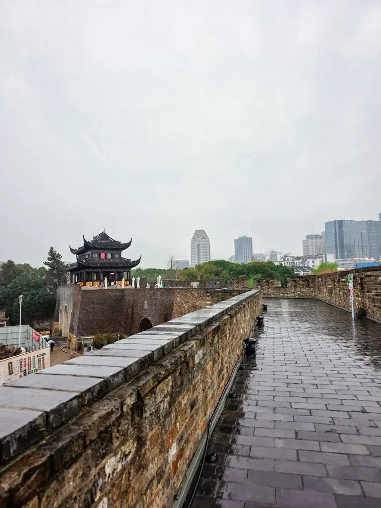 2026 蘇州旅遊攻略|5日遊深度自由行:避開人潮的園林路線、美食、住宿、交通一次搞懂 蘇州自由行必排行程:登上閶門遺址古城牆俯瞰蘇州街景,遠眺現代建築與歷史城樓交織的獨特風光,是深度體驗蘇州旅遊魅力的推薦蘇州景點。