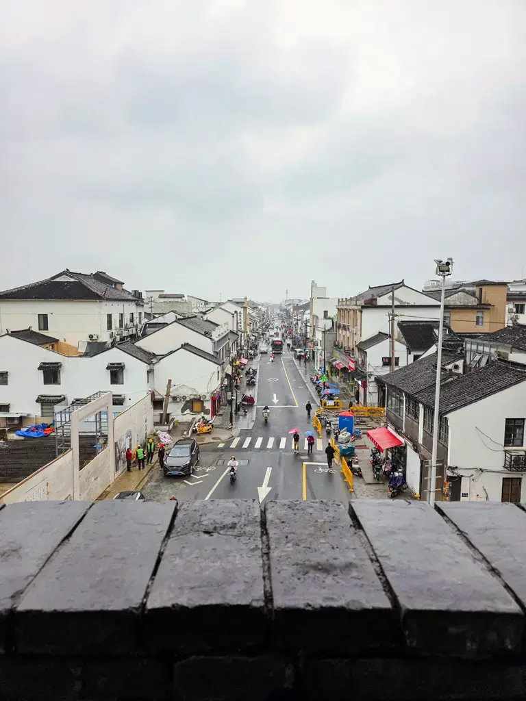 2026 蘇州旅遊攻略|5日遊深度自由行:避開人潮的園林路線、美食、住宿、交通一次搞懂 蘇州自由行成推薦:從閶門城牆上俯瞰西中市街道:經典蘇式白牆黛瓦建築群與姑蘇老城區熱鬧的市井生活景象是不可錯過的蘇州景點