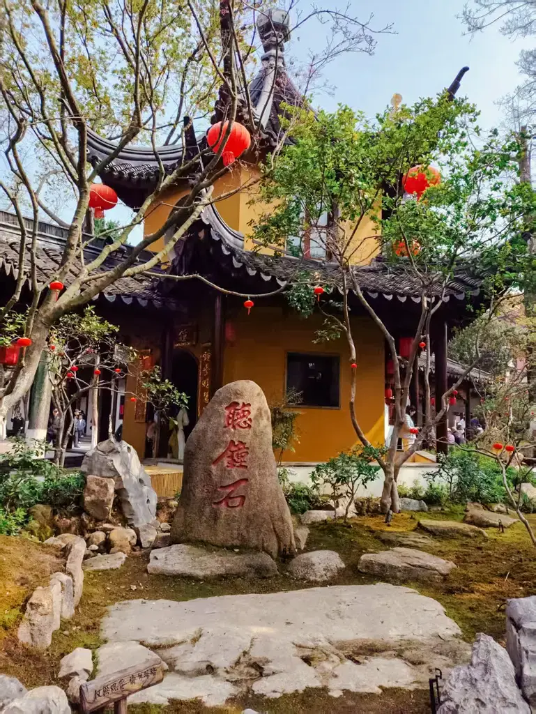 2026 蘇州旅遊攻略|5日遊深度自由行:避開人潮的園林路線、美食、住宿、交通一次搞懂 蘇州寒山寺內的「聽鐘石」石碑,江南園林造景與黃牆寺廟建築