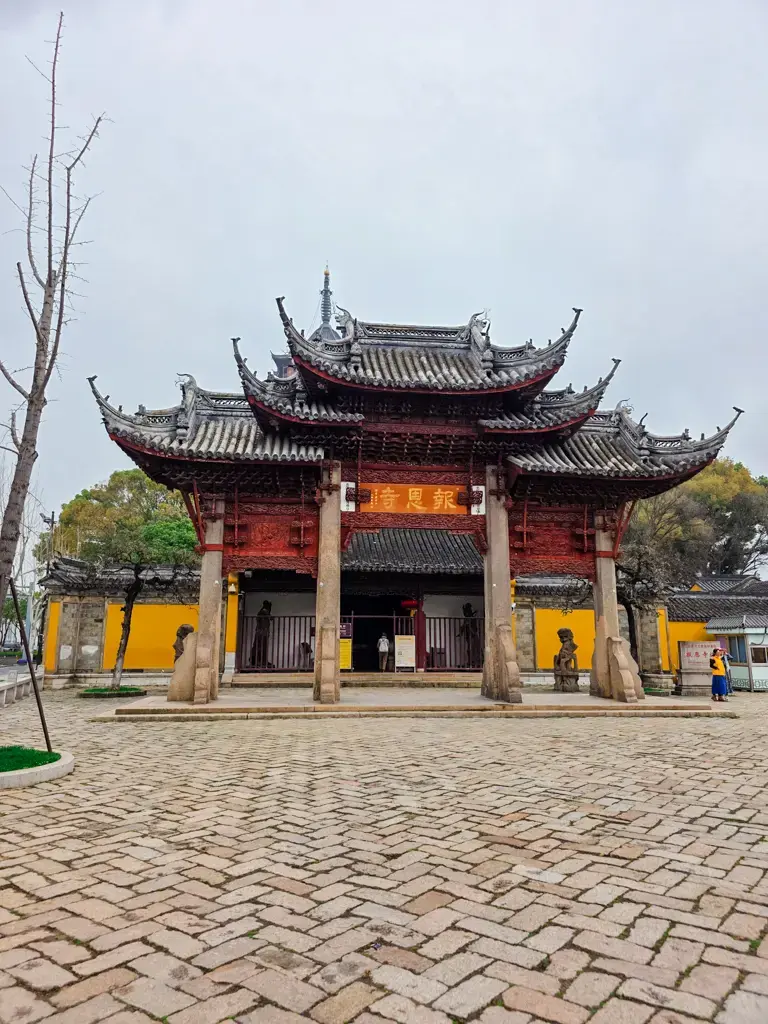 2026 蘇州旅遊攻略|5日遊深度自由行:避開人潮的園林路線、美食、住宿、交通一次搞懂 蘇州旅遊景點推薦:北寺塔(報恩寺)的正門牌樓與古典園林梅圃,是蘇州自由行必訪的歷史古蹟。