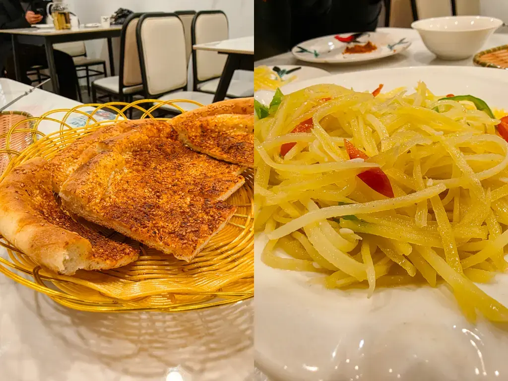 2026 蘇州旅遊攻略|5日遊深度自由行:避開人潮的園林路線、美食、住宿、交通一次搞懂 蘇州美食街必吃推薦:新疆餐廳的經典酸辣炒土豆絲與香脆烤馕,是蘇州旅遊行程中不可錯過的道地異國風味。