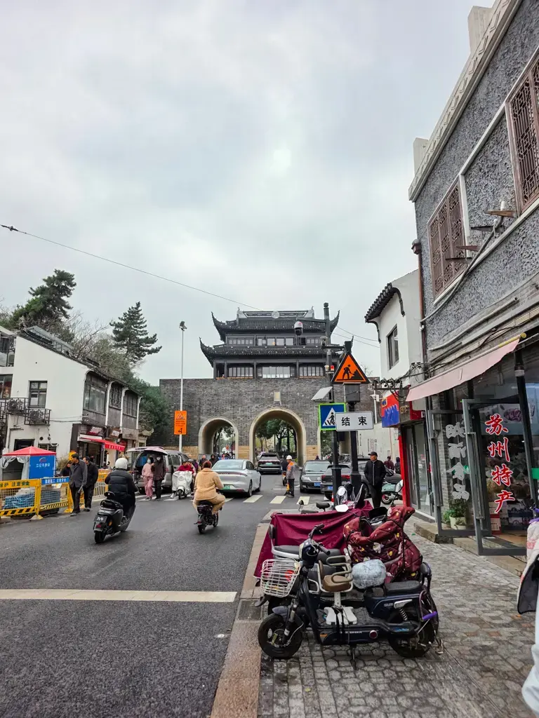 2026 蘇州旅遊攻略|5日遊深度自由行:避開人潮的園林路線、美食、住宿、交通一次搞懂 蘇州自由行生活感街景:西中市老街與歷史建築閶門城樓,是感受蘇州旅遊在地氛圍與古城風情的必訪蘇州景點,也是尋找蘇州美食的好去處。