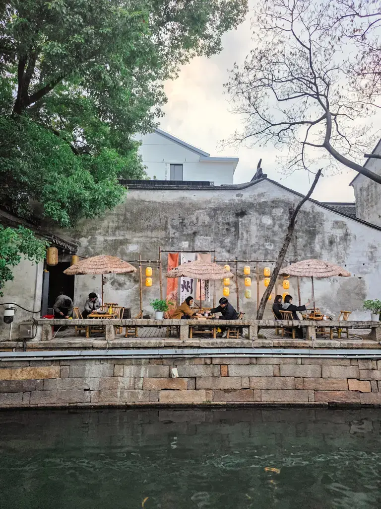 2026 蘇州旅遊攻略|5日遊深度自由行:避開人潮的園林路線、美食、住宿、交通一次搞懂 蘇州平江路河畔下午茶:在老牆下的露天茶座享受圍爐煮茶,體驗蘇州自由行中最愜意的慢生活旅遊行程。